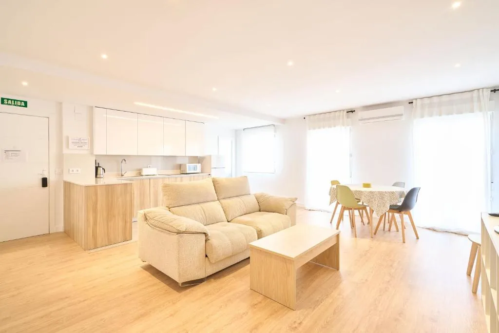 Salón amplio del apartamento turístico La Brisa del Jerte en Plasencia